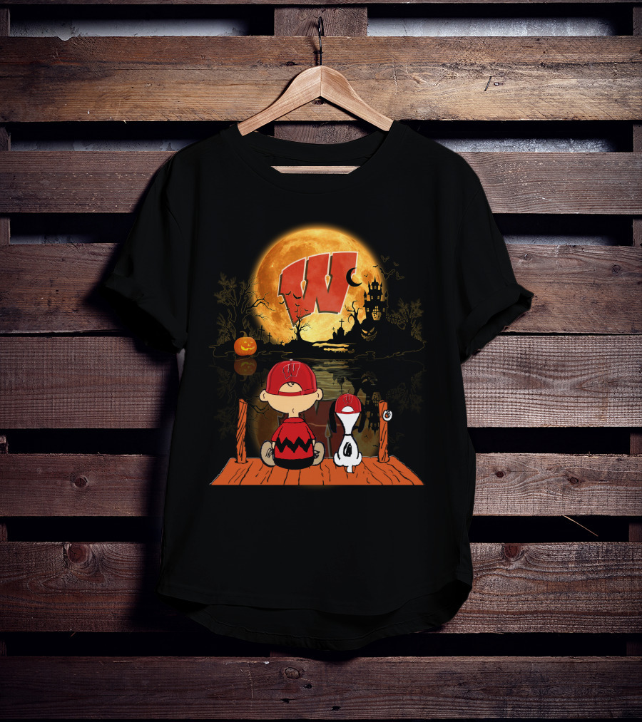 Wisconsin Badgers Halloween Charlie Brown And Snoopy Pumpkin Moon Scene T-Shirt
