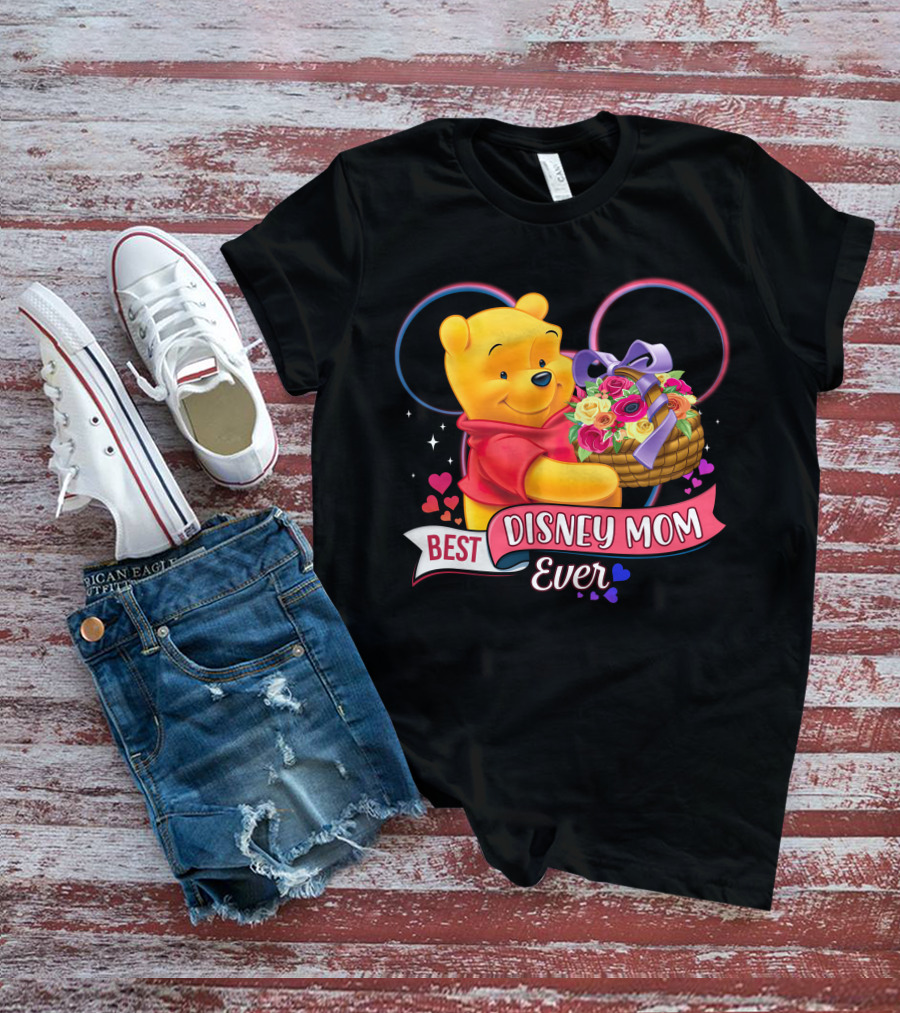 Best Disney Mom Ever Pooh Bear With Bouquet Of Flowers And Hearts T-Shirt