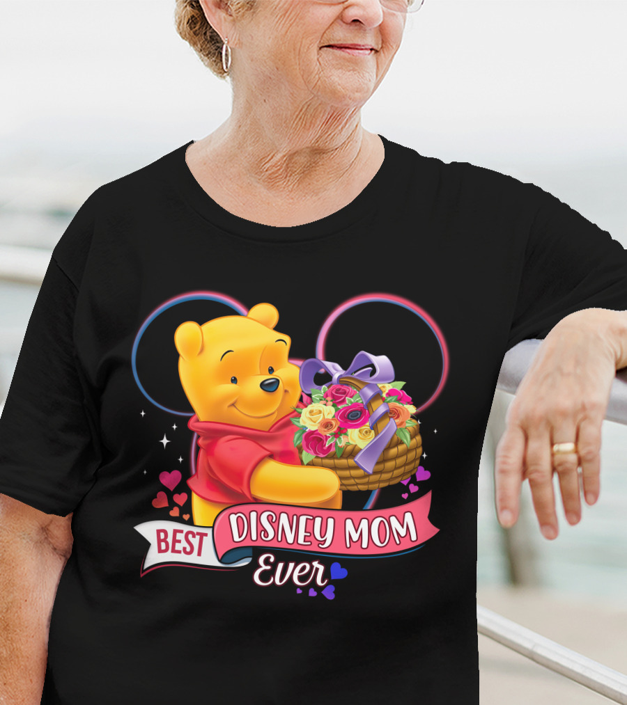 Best Disney Mom Ever Pooh Bear With Bouquet Of Flowers And Hearts T-Shirt