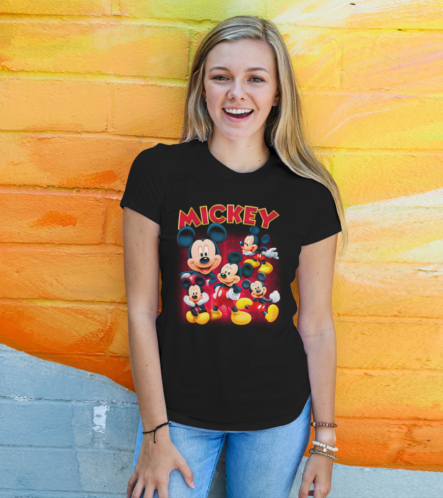 Mickey Czerwono-Żółty Napis Z Kilkoma Klasycznymi Postaciami W Różnych Pozach Na Ciemnym Tle T-Shirt