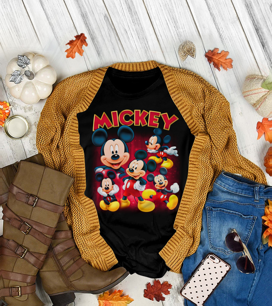 Mickey Czerwono-Żółty Napis Z Kilkoma Klasycznymi Postaciami W Różnych Pozach Na Ciemnym Tle T-Shirt