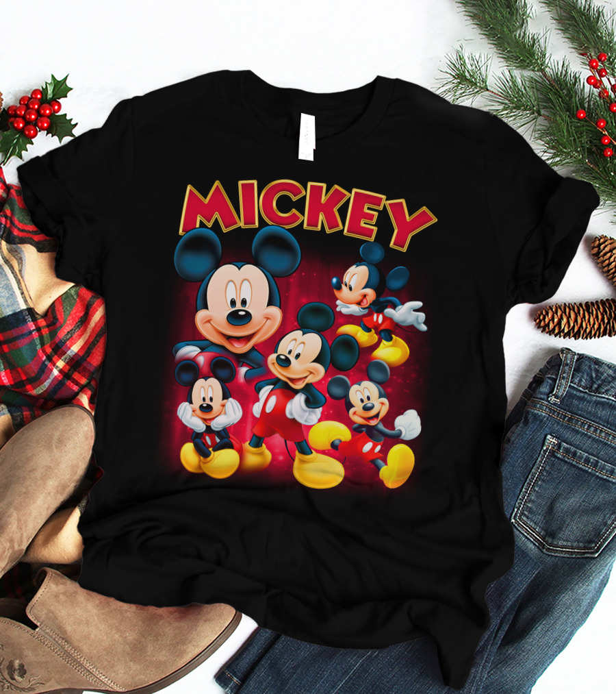 Mickey Czerwono-Żółty Napis Z Kilkoma Klasycznymi Postaciami W Różnych Pozach Na Ciemnym Tle T-Shirt