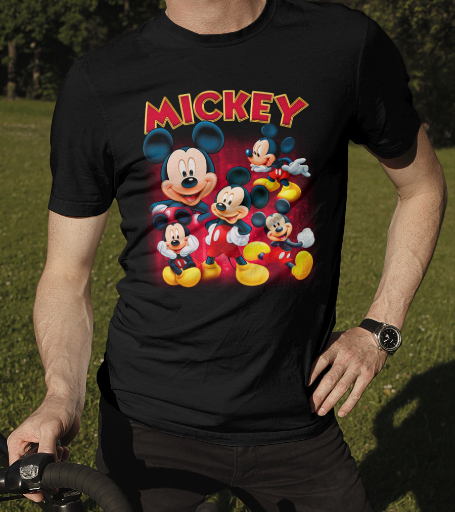 Mickey Czerwono-Żółty Napis Z Kilkoma Klasycznymi Postaciami W Różnych Pozach Na Ciemnym Tle T-Shirt