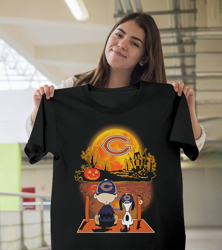 Chicago Bears Snoopy Charlie Brown Halloween Pumpkin Moon Scene T-Shirt