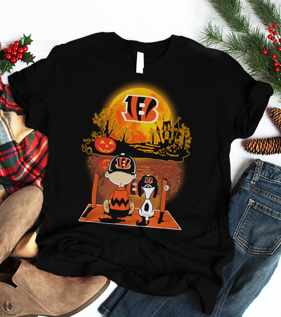Cincinnati Bengals Snoopy And Charlie Brown Pumpkin Halloween Night Scene T-Shirt