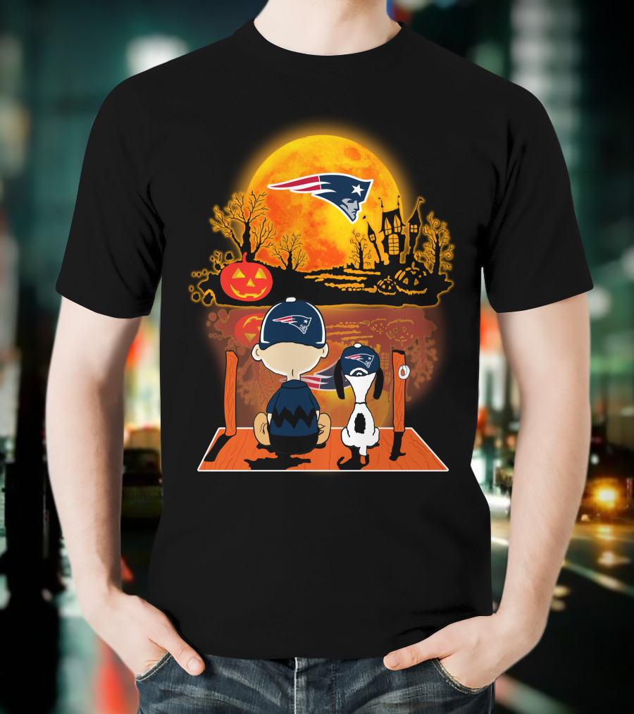 New England Patriots Snoopy And Charlie Brown Halloween Pumpkin Night Scene T-Shirt