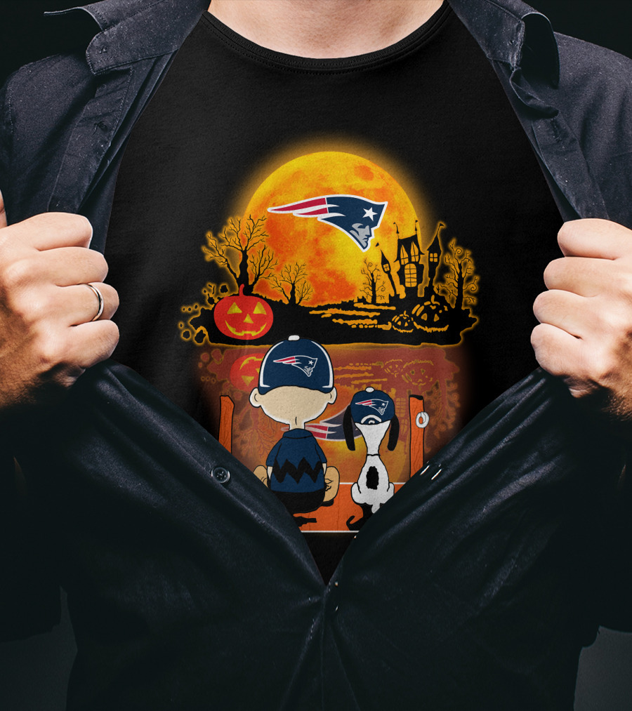 New England Patriots Snoopy And Charlie Brown Halloween Pumpkin Night Scene T-Shirt