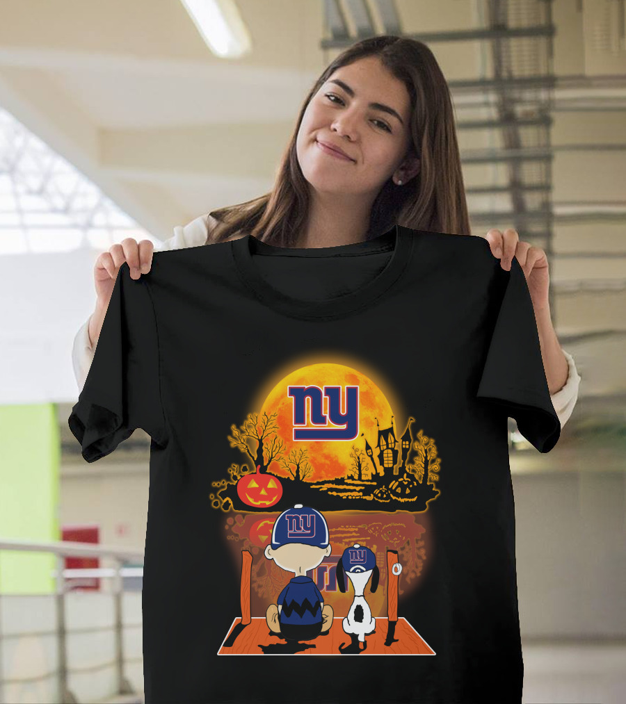 New York Giants Snoopy And Charlie Brown Halloween Pumpkin Scene T-Shirt