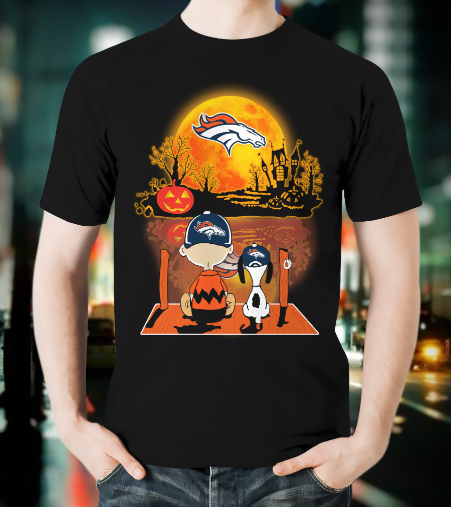 Denver Broncos Snoopy And Charlie Brown Halloween Pumpkin Moon Scene T-Shirt
