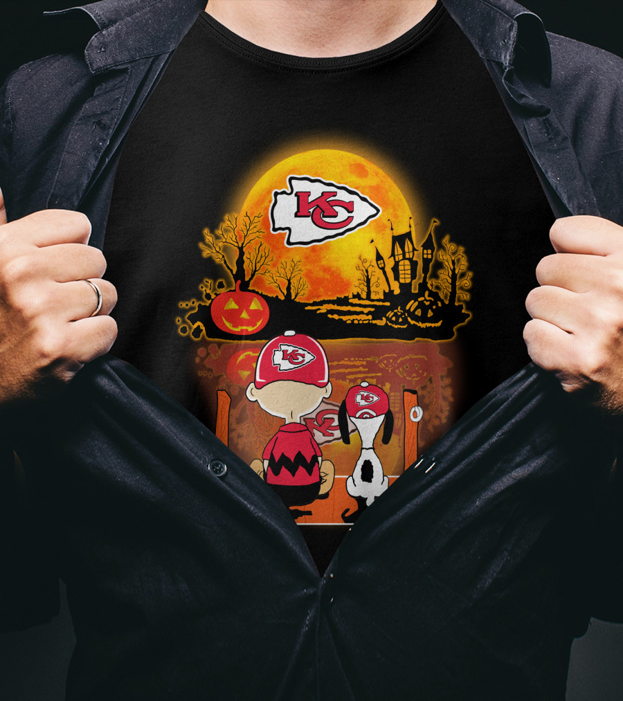 Kansas City Chiefs Snoopy And Charlie Brown Halloween Pumpkin Moon T-Shirt