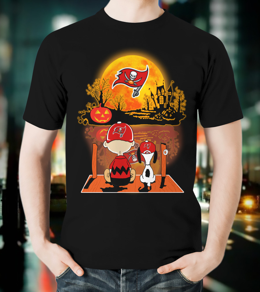 Tampa Bay Buccaneers Snoopy And Charlie Brown Halloween Pumpkin Full Moon Scene T-Shirt