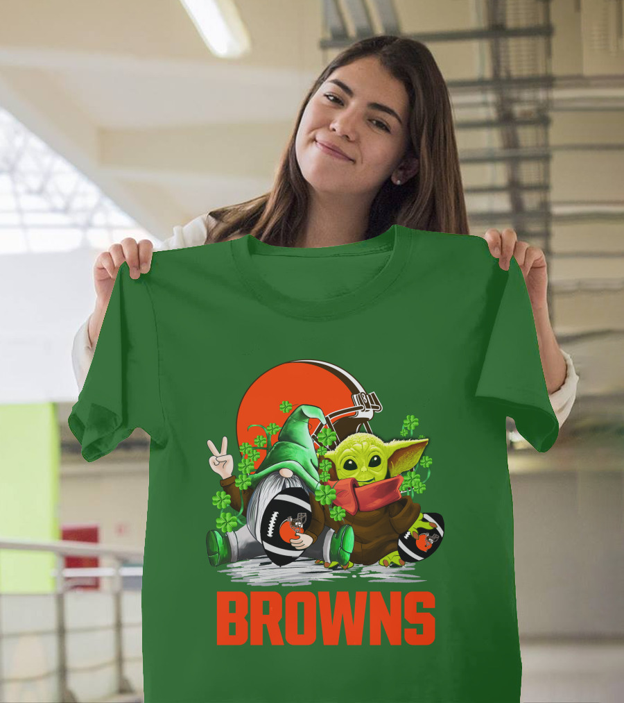 Cleveland Browns Football St. Patrick's Day Gnome And Baby Yoda T-Shirt