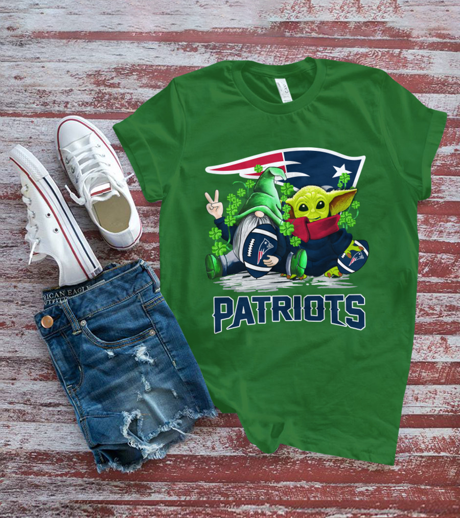 New England Patriots St. Patrick's Day Gnome And Green Alien Football T-Shirt