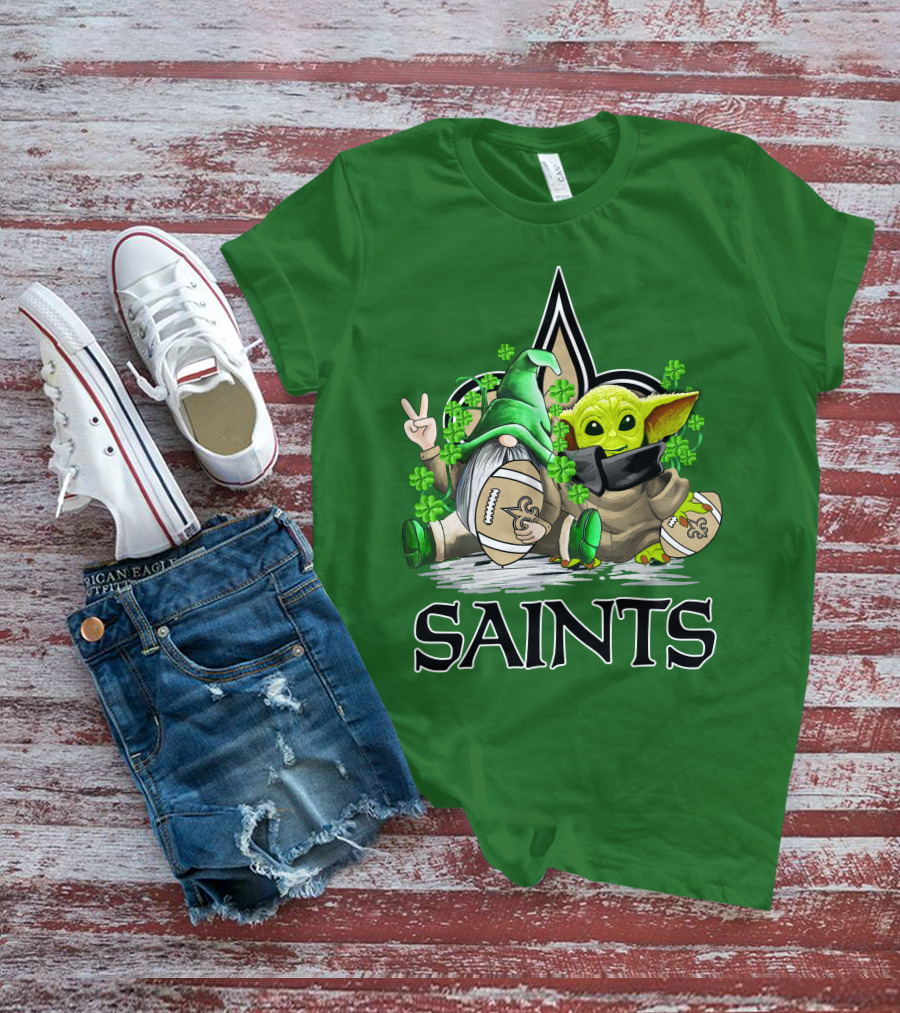 New Orleans Saints Football St. Patrick’s Day Gnome And Baby Alien With Shamrocks T-Shirt