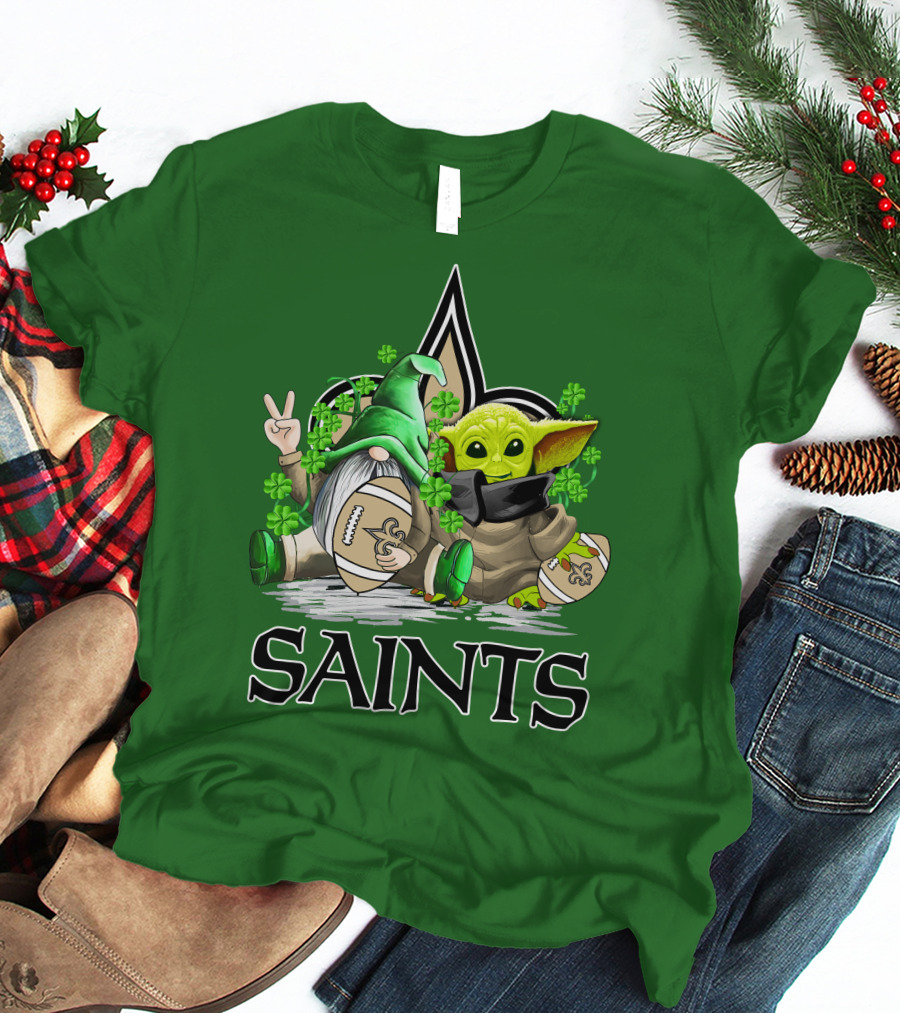 New Orleans Saints Football St. Patrick’s Day Gnome And Baby Alien With Shamrocks T-Shirt