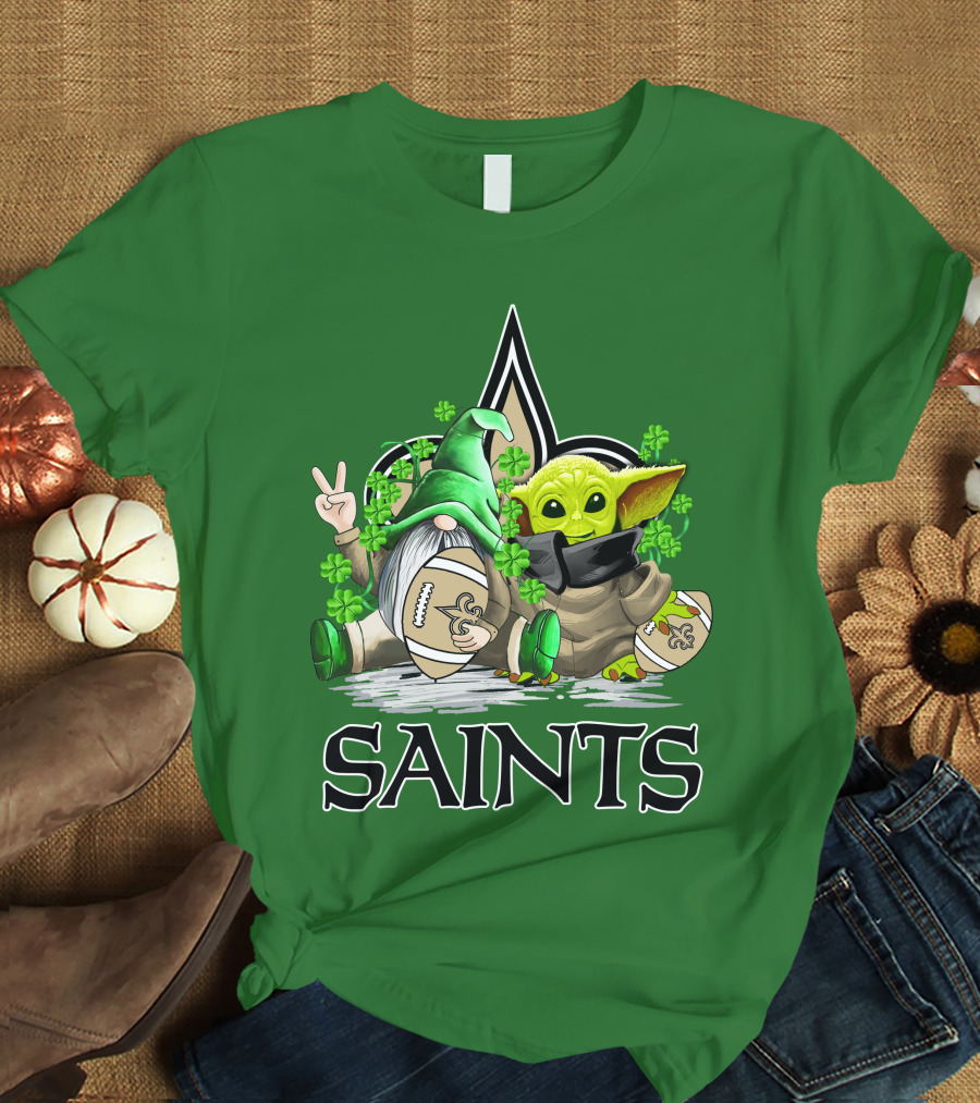 New Orleans Saints Football St. Patrick’s Day Gnome And Baby Alien With Shamrocks T-Shirt