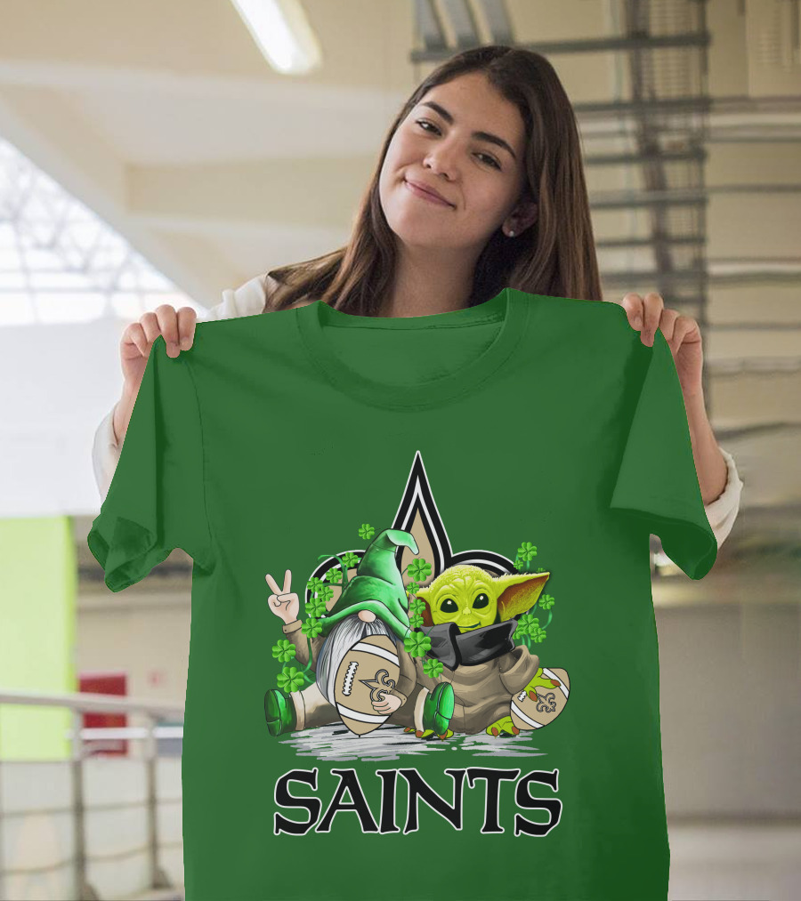 New Orleans Saints Football St. Patrick’s Day Gnome And Baby Alien With Shamrocks T-Shirt