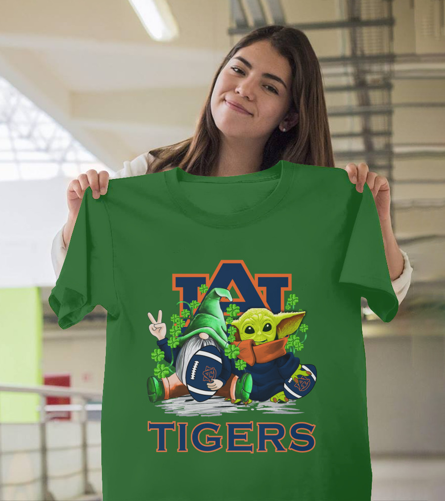 Auburn Tigers St. Patrick’s Day Football Gnome And Yoda Fan T-Shirt