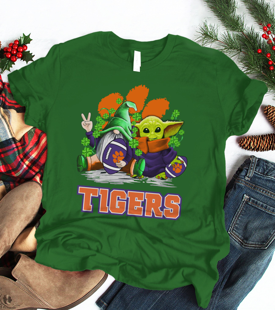 Clemson Tigers St. Patrick’s Day Football Gnome And Baby Yoda T-Shirt