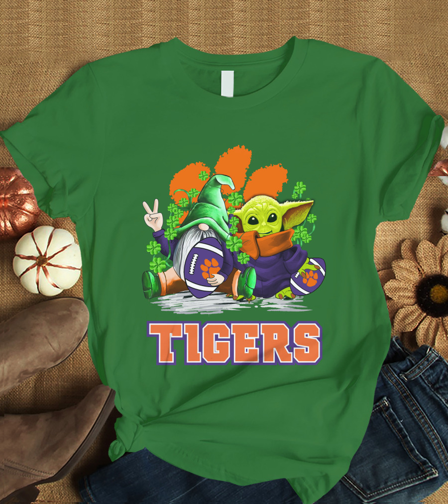 Clemson Tigers St. Patrick’s Day Football Gnome And Baby Yoda T-Shirt