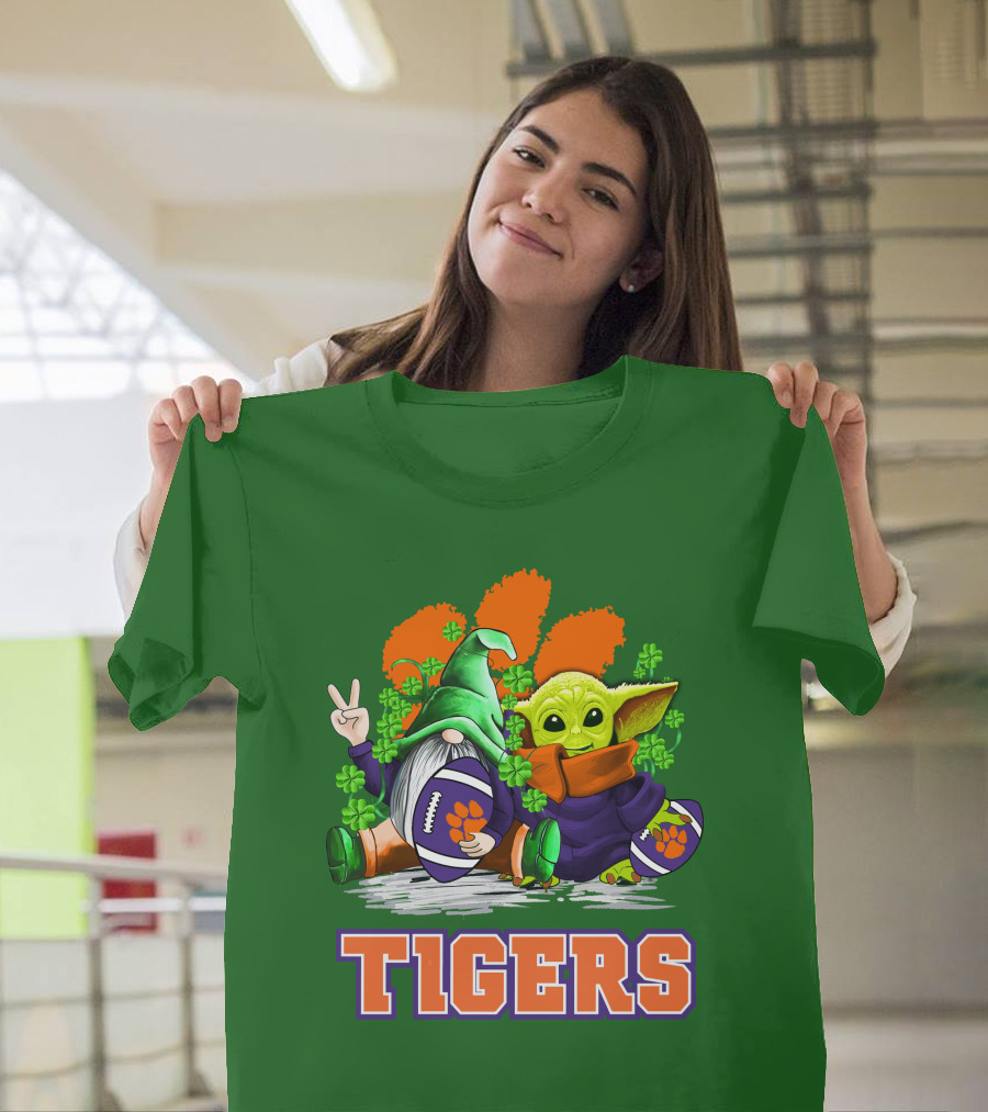 Clemson Tigers St. Patrick’s Day Football Gnome And Baby Yoda T-Shirt