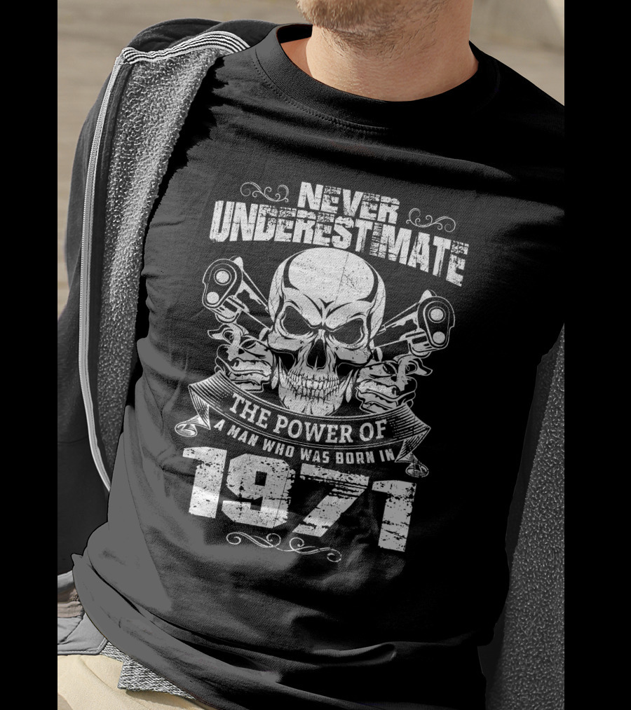Never Underestimate The Power Of A Man Who Was Born In 1971 Skull Pistons T-Shirt