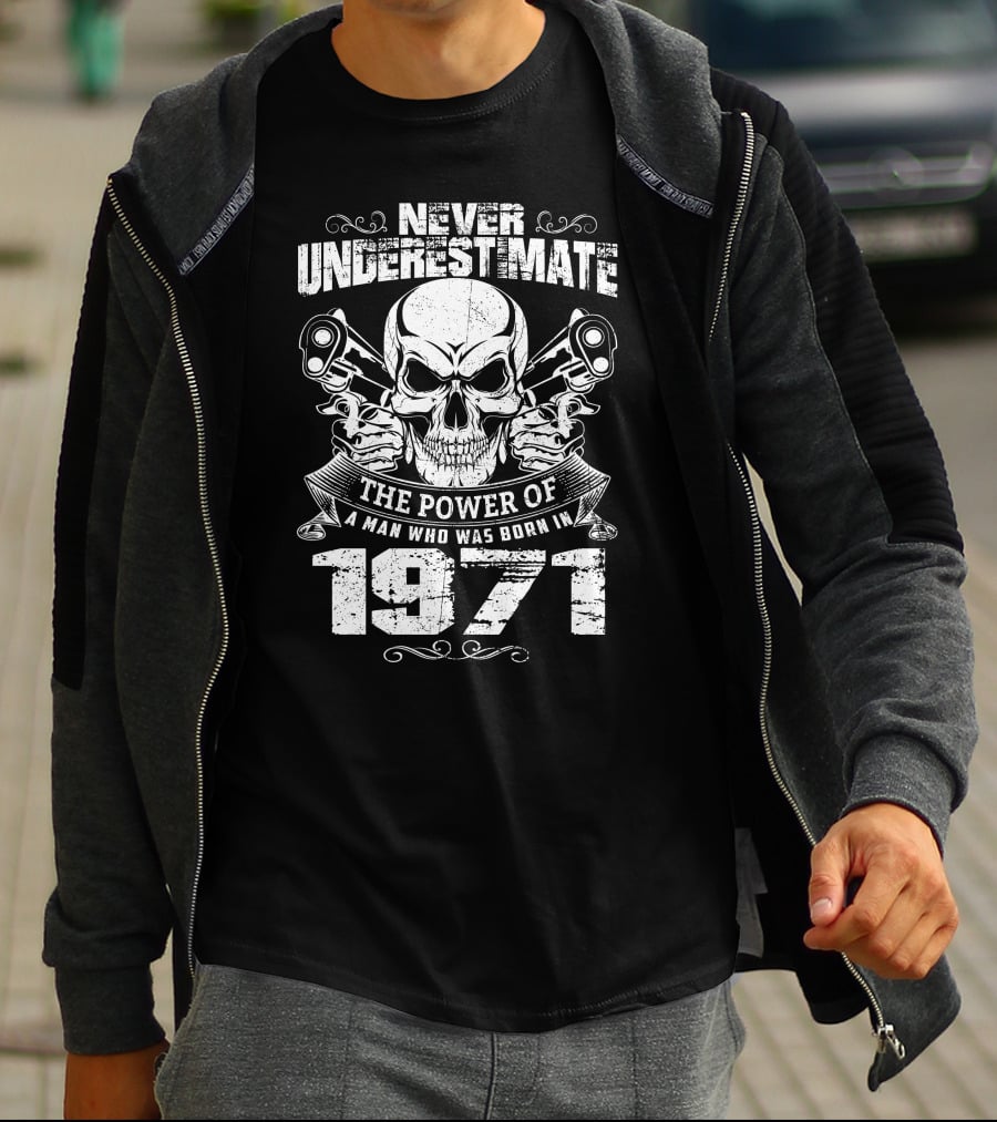Never Underestimate The Power Of A Man Who Was Born In 1971 Skull Pistons T-Shirt