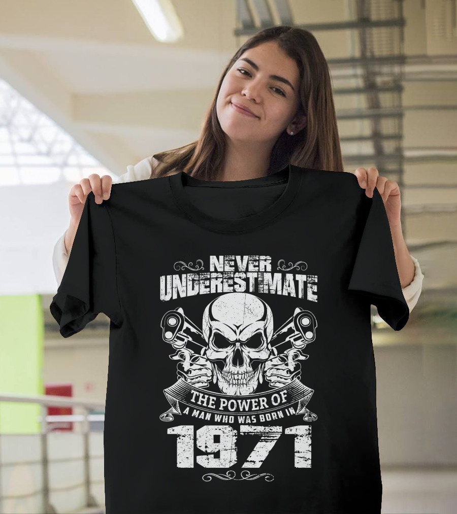 Never Underestimate The Power Of A Man Who Was Born In 1971 Skull Pistons T-Shirt