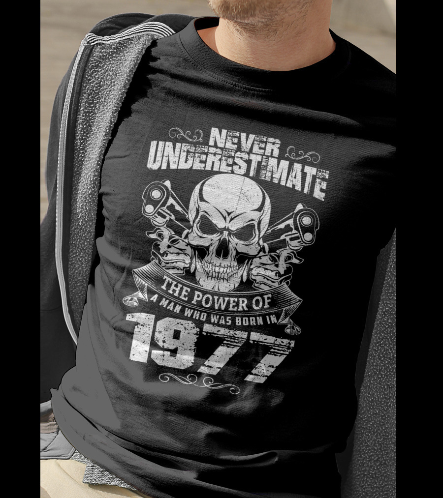 NEVER UNDERESTIMATE THE POWER OF A MAN WHO WAS BORN IN 1977 SKULL AND PISTOLS T-Shirt