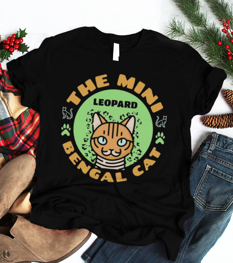 THE MINI LEOPARD BENGAL CAT PAWS AND WHISKERS ICONS T-Shirt