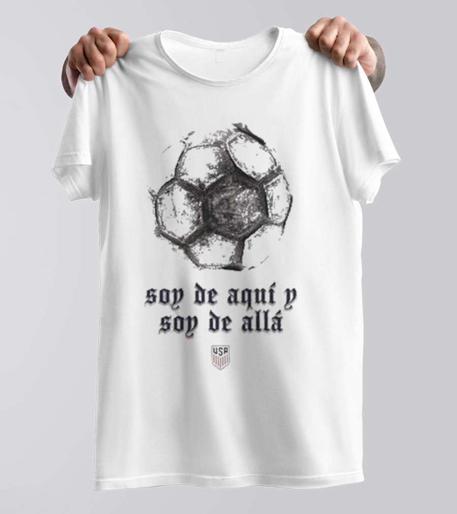 US Hispanic Heritage Una Nación Un Equipo Soy De Aquí Y Soy De Allá Soccer Ball USA T-Shirt