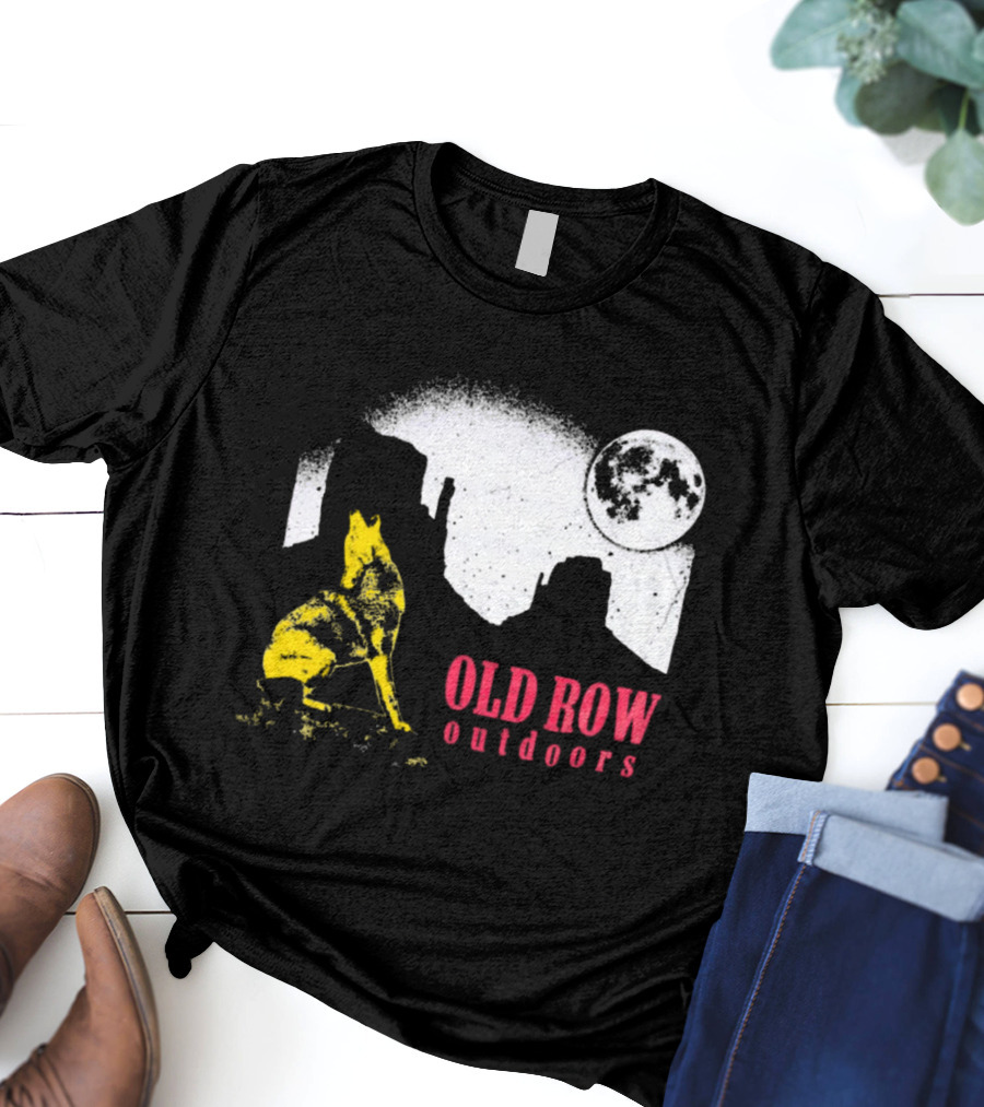 Old Row Outdoors Coyote Moon Silhouette Desert Scene T-Shirt