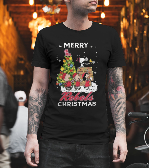 Ole Miss Rebels Snoopy And Friends Merry Christmas Tree Caroling T-Shirt