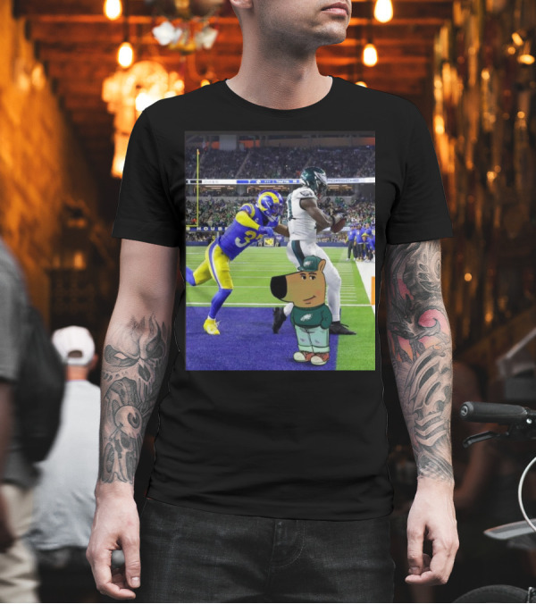 Philadelphia Eagles Vs Los Angeles Rams Cartoon Character NFL Scene T-Shirt