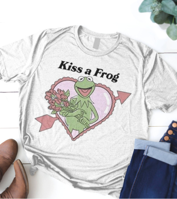 Kiss A Frog Kermit Heart And Roses T-Shirt