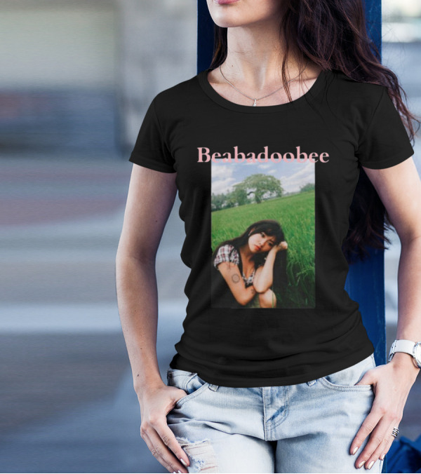 Beabadoobee Outdoor Portrait In Green Field Scene T-Shirt