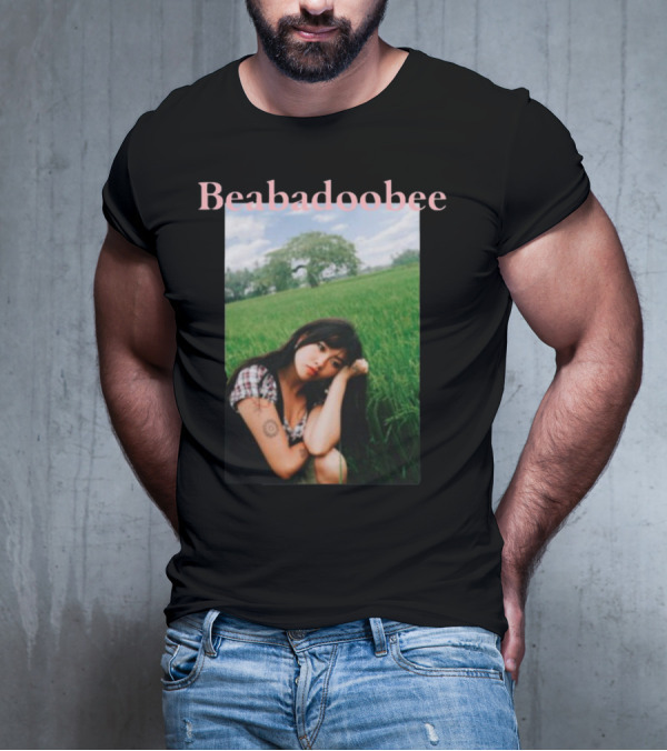 Beabadoobee Outdoor Portrait In Green Field Scene T-Shirt