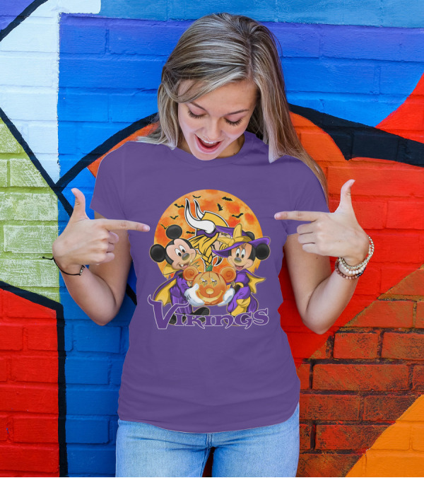 Vikings Halloween Mickey Mouse And Minnie Mouse Football Pumpkin T-Shirt