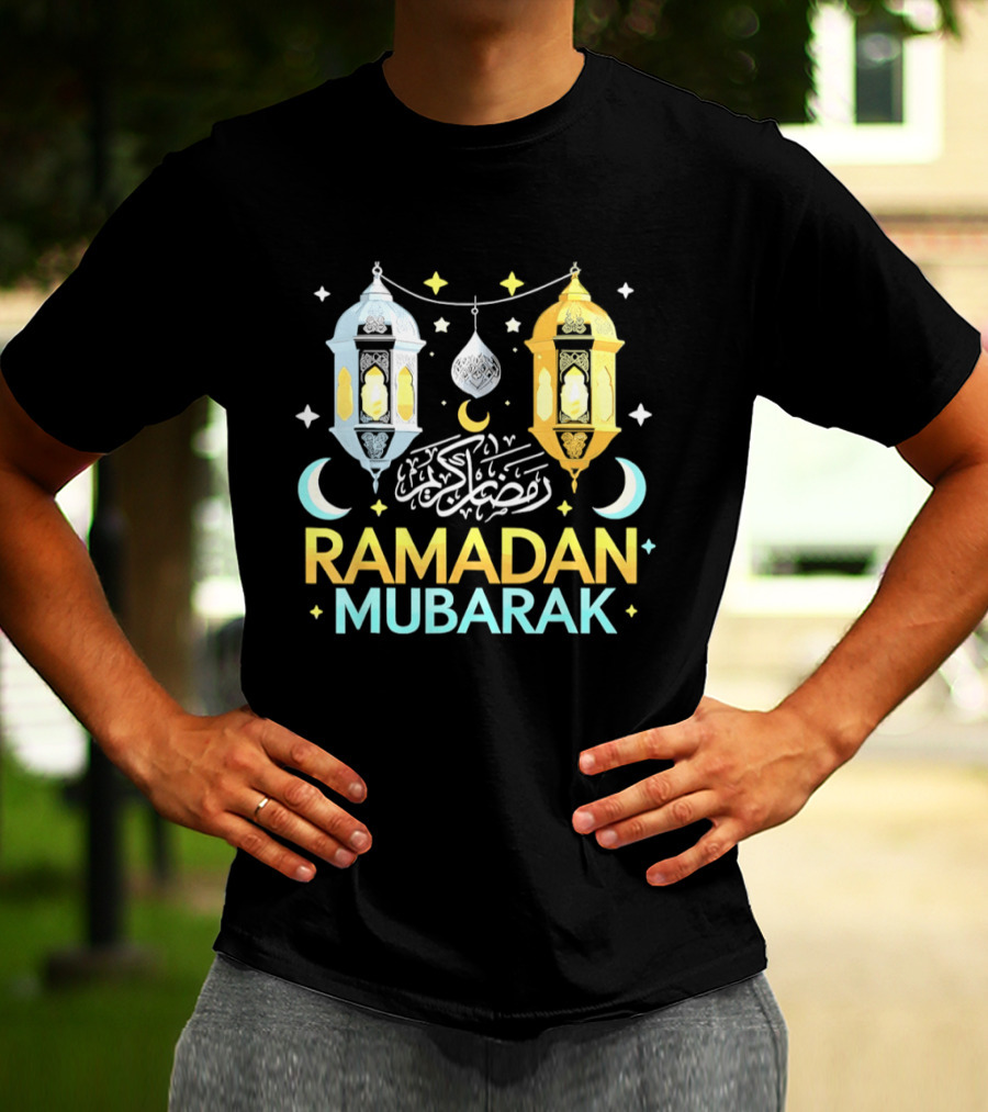 Ramadan Mubarak Arabic Script Lanterns And Crescent Moons T-Shirt