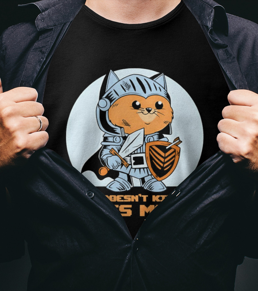 Knight Cat Holding Sword And Shield What Doesn't Kill Me Gives Me XP T-Shirt