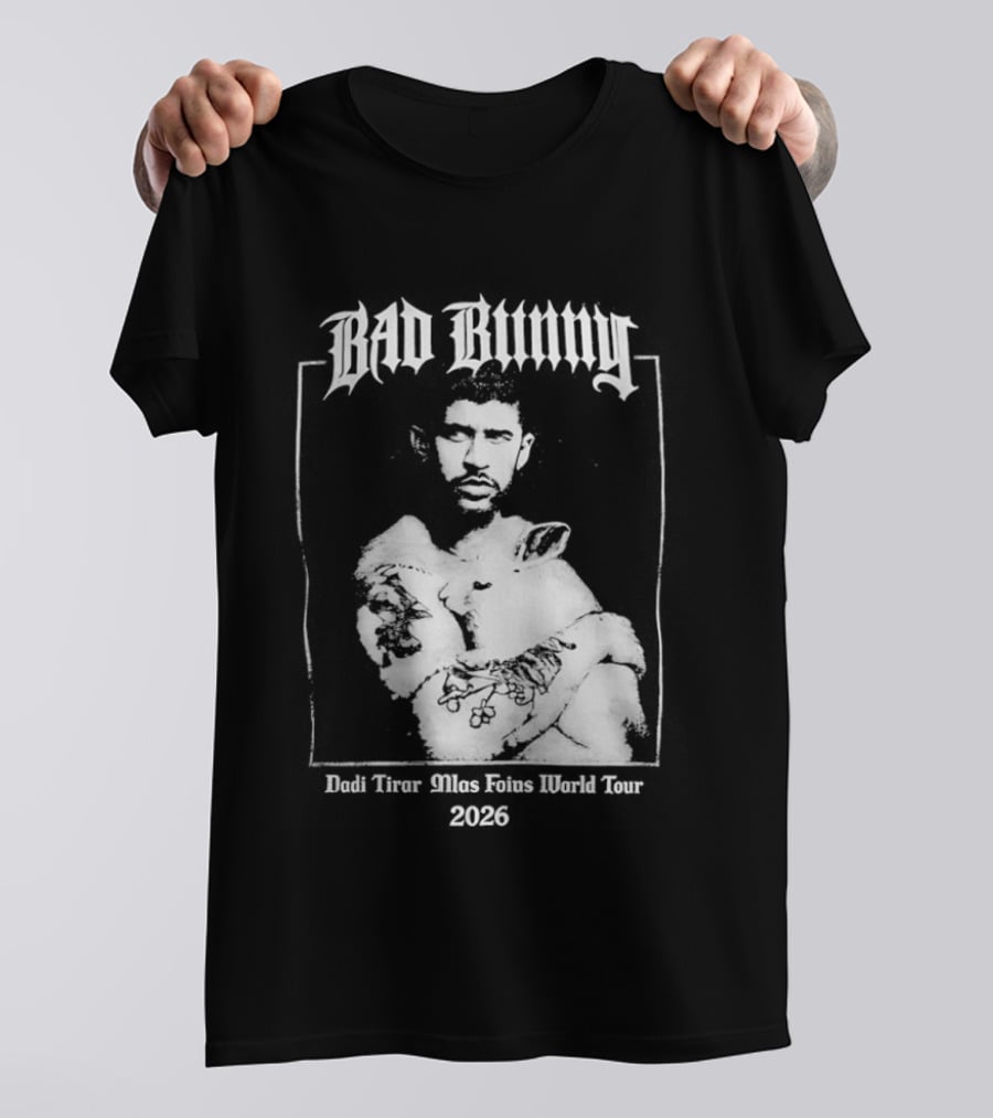 Bad Bunny Hugging Bunny Debi Tirar Mlas Fotos World Tour 2026 T-Shirt