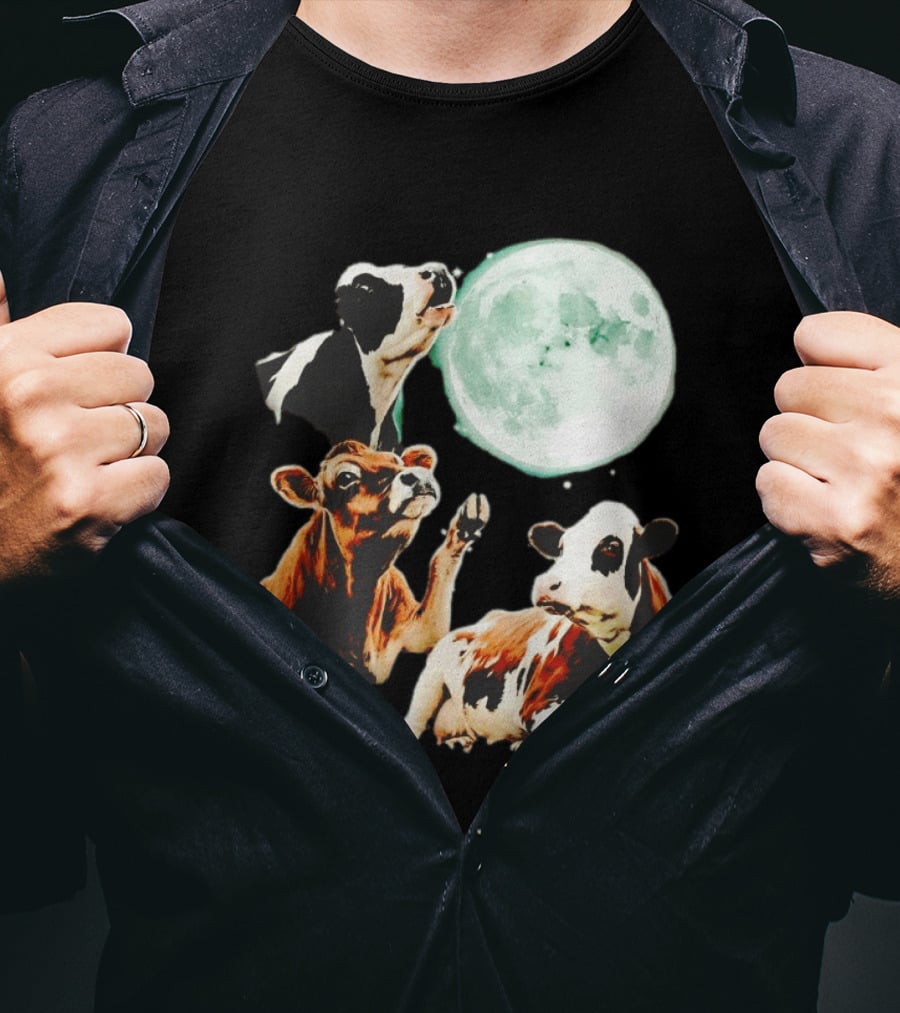 Cow Howling At Moon With Three Cows And Full Moon Scene T-Shirt