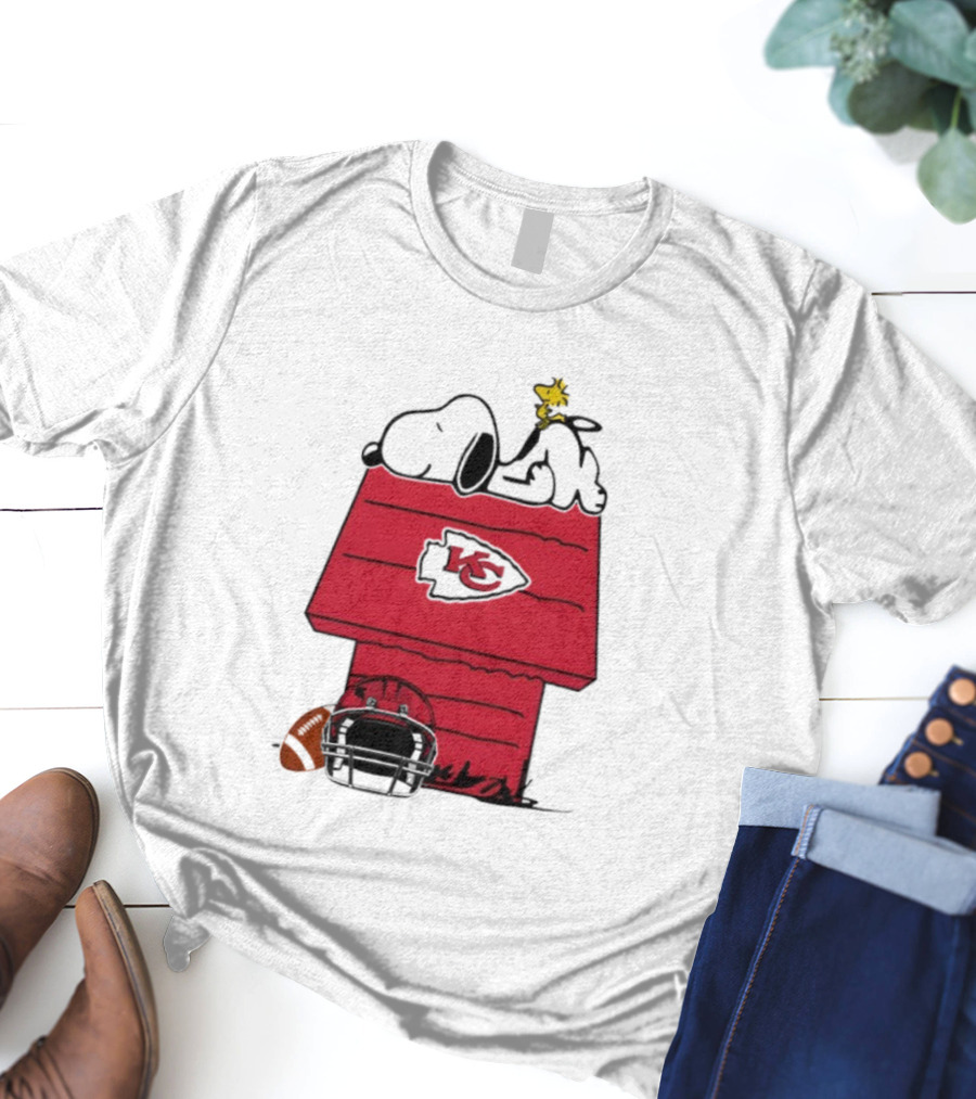 Kansas City Chiefs Snoopy Peanuts Football KC Logo Woodstock Doghouse T-Shirt