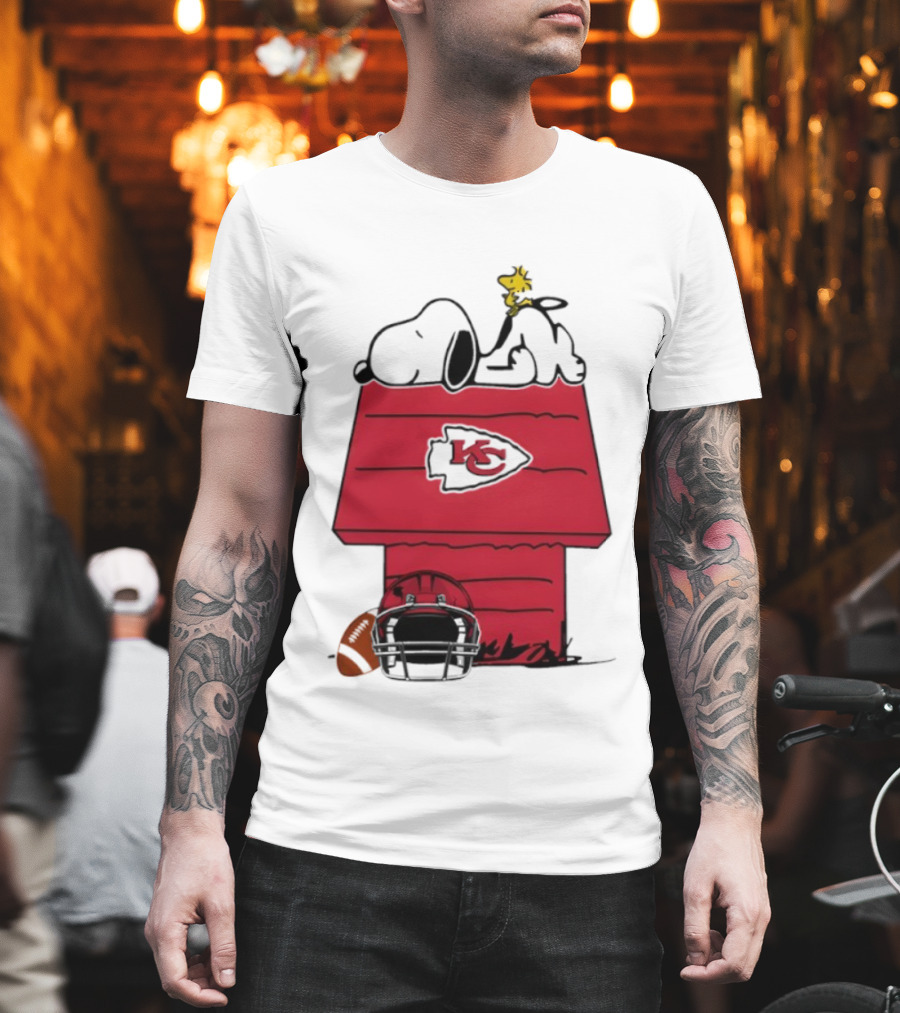 Kansas City Chiefs Snoopy Peanuts Football KC Logo Woodstock Doghouse T-Shirt