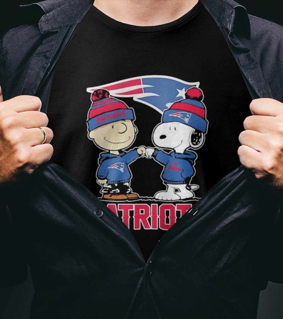 Charlie Brown Snoopy New England Patriots NFL Fist Bump Team Spirit T-Shirt