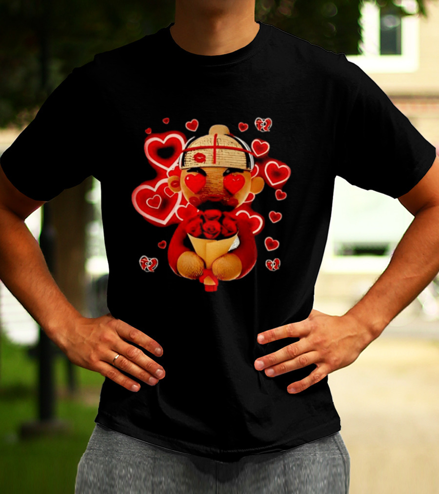 Fuerza Regida Chuyin Amor Corazón Rojo Muñeco Flores Y Corazones T-Shirt
