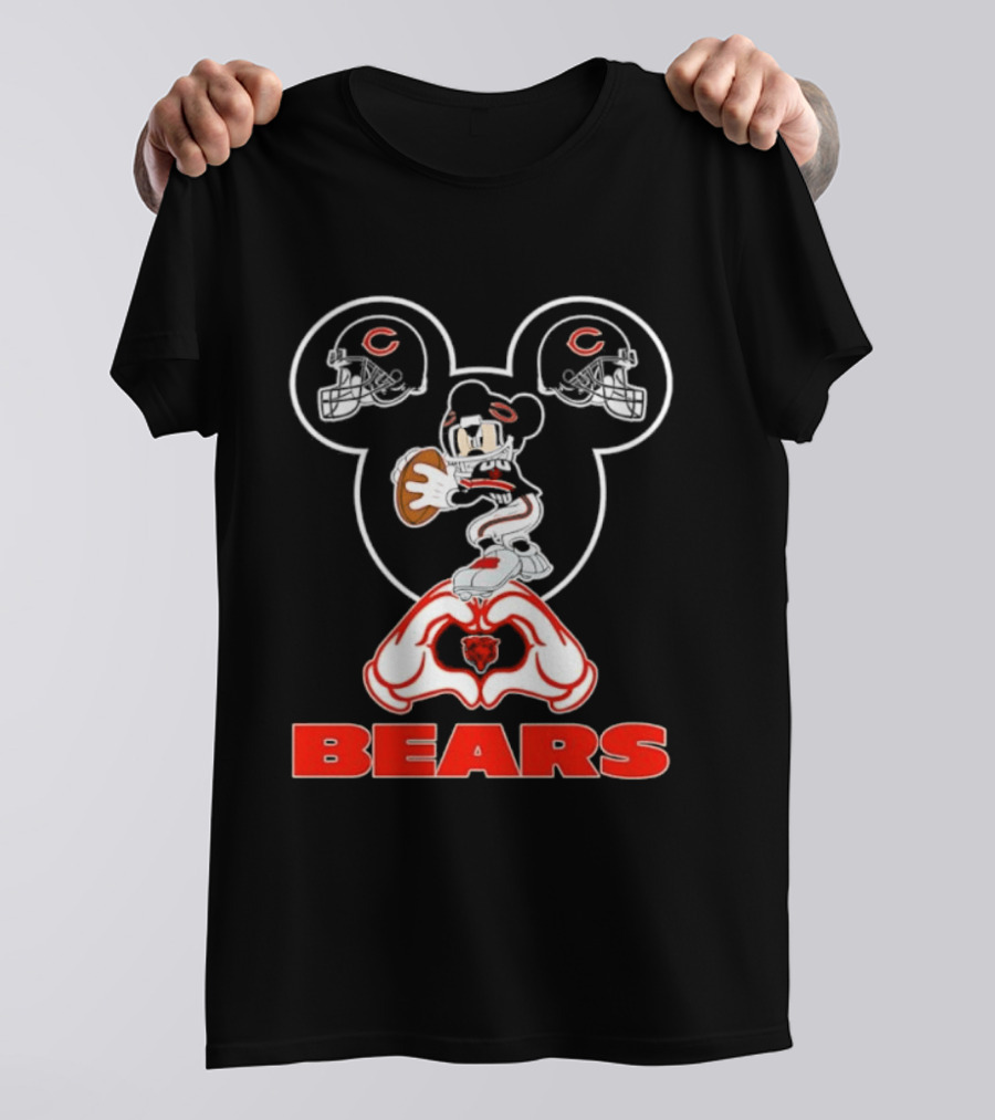 Chicago Bears Mickey Mouse Helmets Love Heart Hands T-Shirt