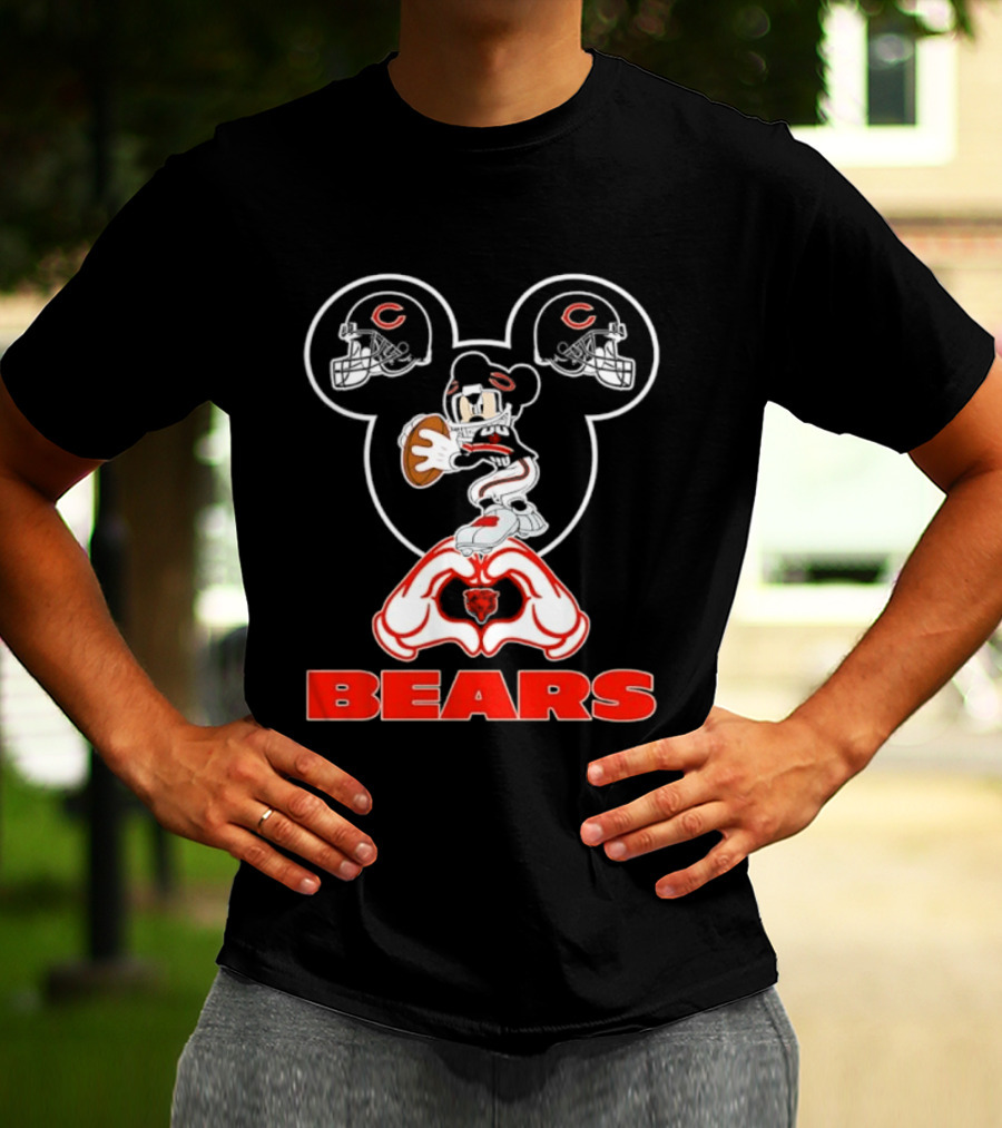 Chicago Bears Mickey Mouse Helmets Love Heart Hands T-Shirt