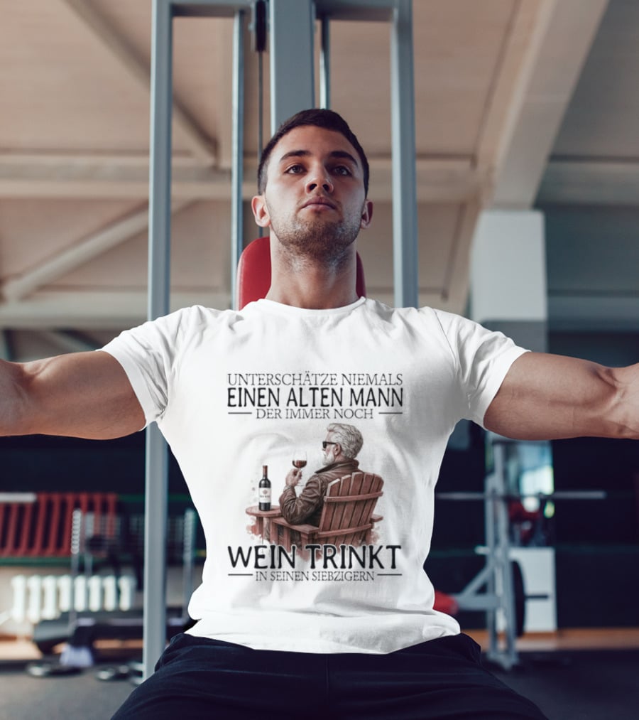 Unterschätze Niemals Einen Alten Mann Der Immer Noch Wein Trinkt In Seinen Siebzigern T-Shirt