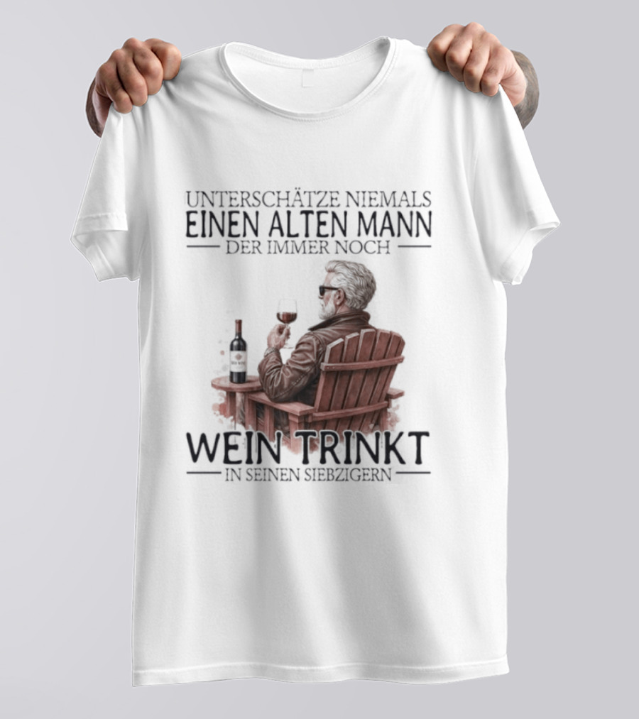 Unterschätze Niemals Einen Alten Mann Der Immer Noch Wein Trinkt In Seinen Siebzigern T-Shirt